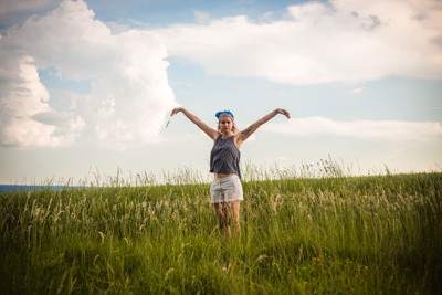 Diane dans un champ de blé.