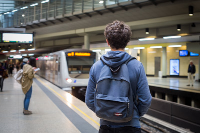 Benjamin sur le quai, le métro arrive.