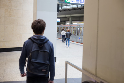 Benjamin arrive dans la station de métro.