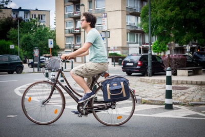 Photo de Thomas à vélo, vu de côté.