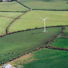 Photo d'une éolienne dans un champ.